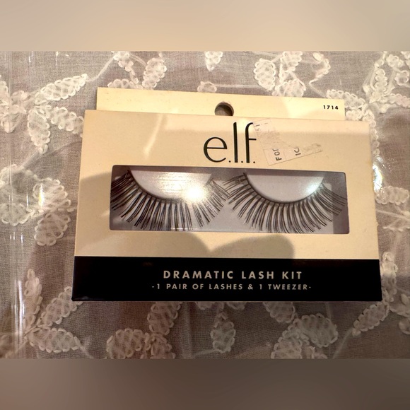 ❤️ DRAMATIC LASH KIT - ONE PAIR EYELASHES AND ONE PAIR TWEEZERS. - Picture 1 of 2